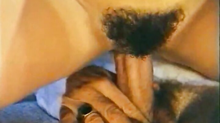 นางแบบหนังโป๊เปิดเผยช่องคลอดให้ชายผิวดำ