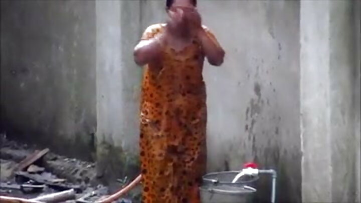 ชายคนหนึ่งร่วมเพศกับแฟนสาวของเขาด้วยอวัยวะเพศยาวของเขา