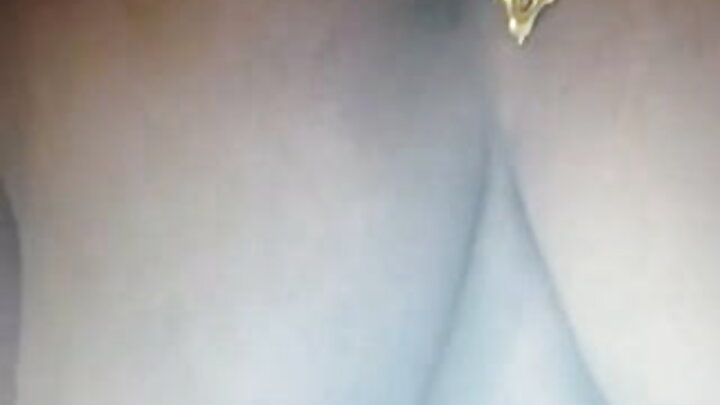 Scarlett Jones นั่งบนอวัยวะเพศชายขนาดใหญ่
