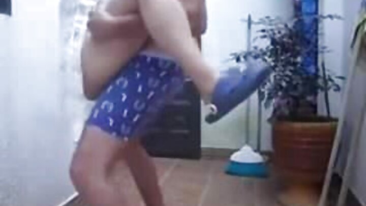 นักเต้นคาบาเรต์ยั่วยวนนักสืบหนุ่ม