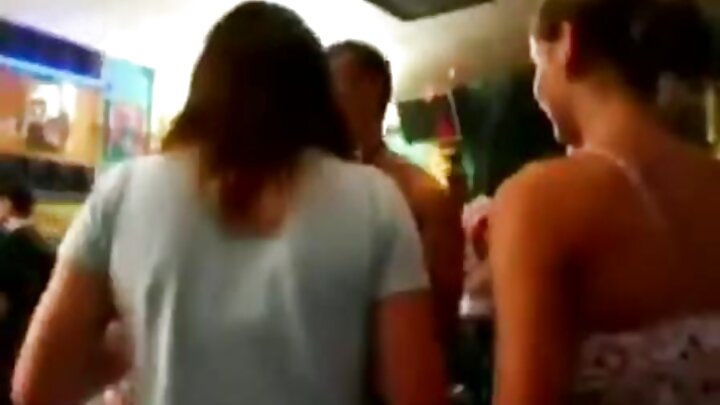 ชายสองคนรุมข่มขืนช่องคลอดของหญิงสาวผมบลอนด์