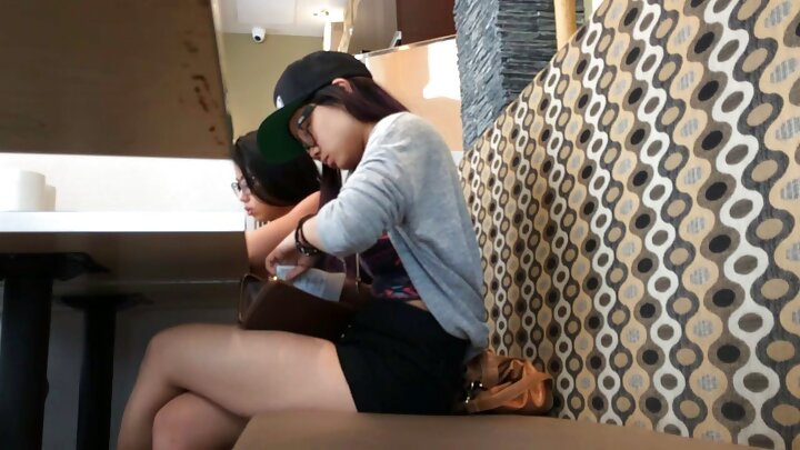 สาวพรหมจรรย์เพลิดเพลินกับองคชาตในวิดีโอโป๊