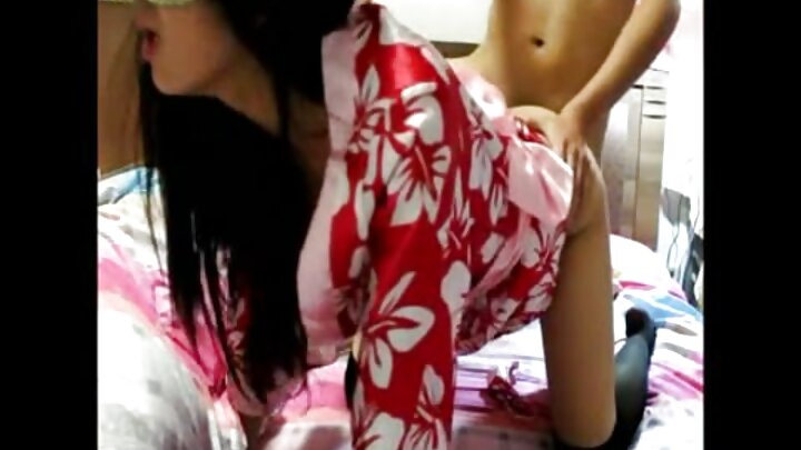 เด็กหนุ่มร่วมรักกับแฟนสาวจมูกยาวบนระเบียง