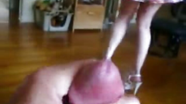 ผู้ชายที่มีรอยสักหลั่งน้ำอสุจิในช่องคลอดของเธอหลังจากมีเพศสัมพันธ์