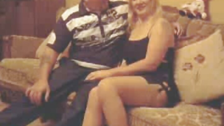 คู่รักมีเพศสัมพันธ์กับสาวผมบลอนด์บนเตียง