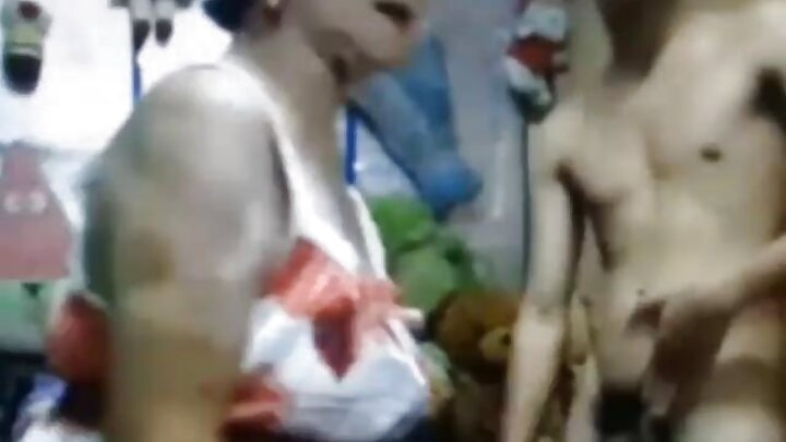 สาวผมบลอนด์มีเสน่ห์มีเพศสัมพันธ์กับชายสองคน