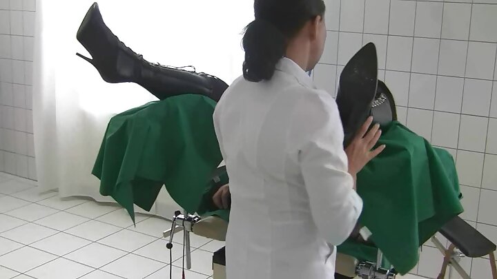 ชายผิวดำเย็ดสาวผมบลอนด์ผอมบางอย่างรุนแรง