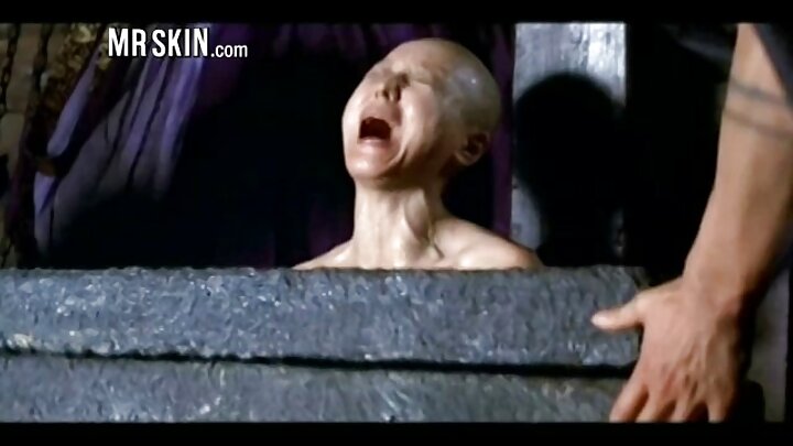 หญิงสาวสวยมีเสน่ห์ถูกร่วมเพศอย่างอ่อนโยนโดยอวัยวะเพศสองอัน