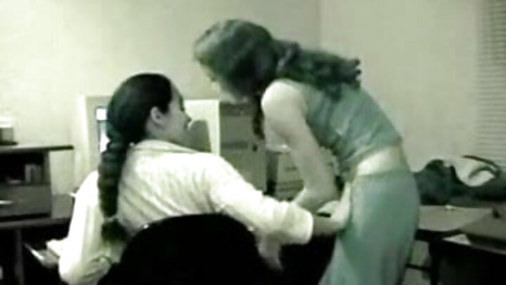หญิงสาวผมสีน้ำตาลเข้มผมสั้นมีเซ็กส์สุดโหดกับเพื่อนของเธอ