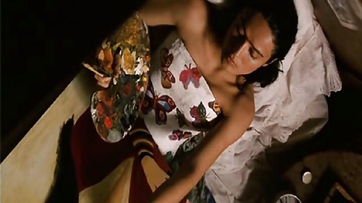 สาวผมสีน้ำตาลสุดฮอตมาที่ โรงภาพยนตร์ที่กำลังมองหาผู้ชาย