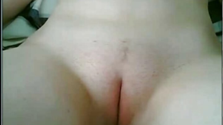 ชายคนหนึ่งร่วมเพศกับแฟนสาวสองคนอย่างเมามัน