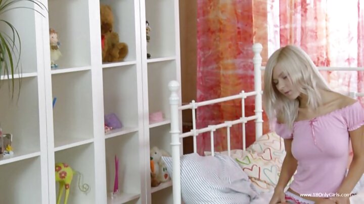 สาวผมบลอนด์ที่เมาเหล้าร่วมเพศกับตัวเองด้วยขวดไวน์
