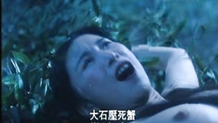 สาวผอมบางขี่อวัยวะเพศของสาวผมบลอนด์น่ารัก