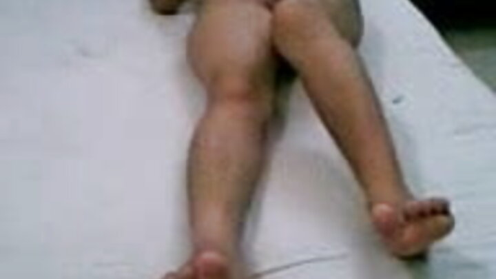 ชายหัวล้านร่วมเพศทางทวารหนักกับสาวผมสีน้ำตาลอย่างรุนแรง