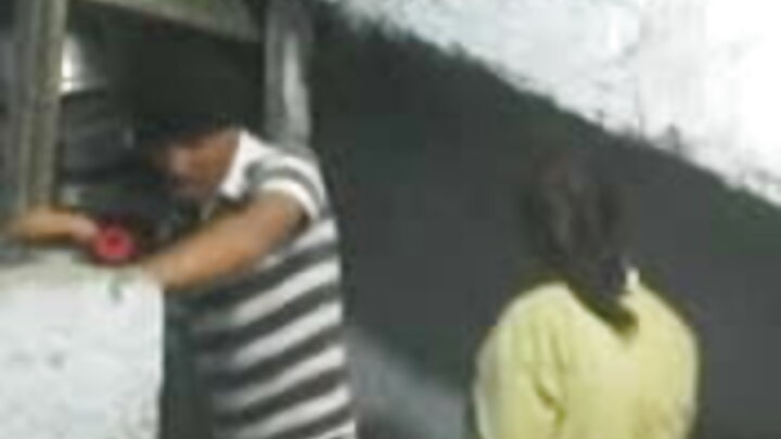 การตีช่องคลอดของสาวผมบลอนด์จากมุมมองบุคคลที่หนึ่งในห้องนอน
