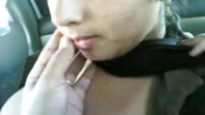 หญิงสาวเต้นทเวิร์กให้ชายผิวดำและมอบตัวให้เขา