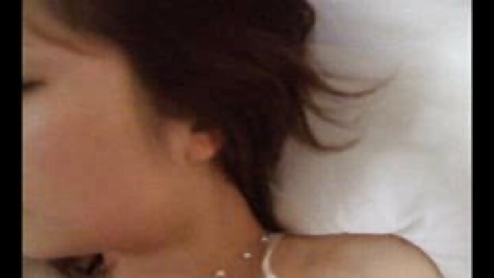 ชายหนุ่มสอดอวัยวะเพศขนาดใหญ่ของเขาเข้าไปในช่องคลอดสีชมพูของหญิงสาว