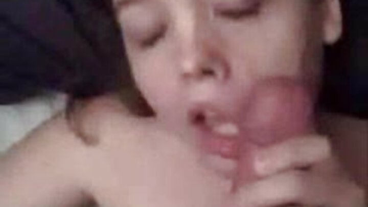 ชายคนหนึ่งร่วมรักกับนักบัลเล่ต์ผอมบางสองคนอย่างชำนาญ