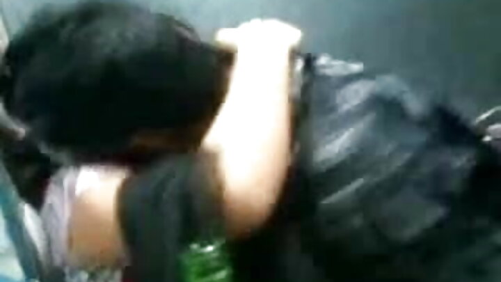 หญิงสาวดูดอวัยวะเพศชายโดยไม่หยุดพูด