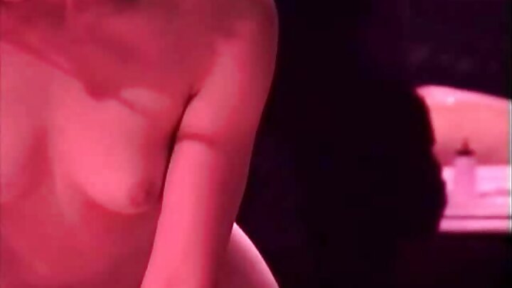 หญิงสาวคนหนึ่งทำออรัลเซ็กส์หลังจากการสัมภาษณ์ (เป็นภาษารัสเซีย)