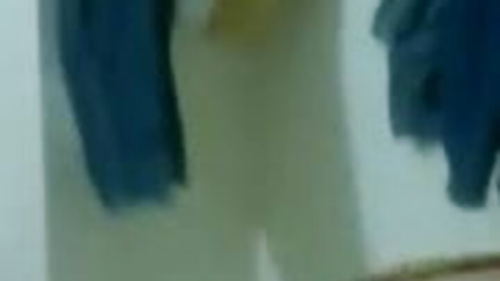 โคลอี้ อามัวร์ สาวโสเภณีถูกลูกเลี้ยงร่วมเพศทางช่องคลอด