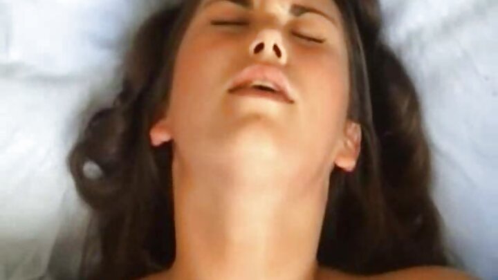 ผู้ชายสอดอวัยวะเพศของเขาเข้าไปในทวารหนักของแฟนสาวที่น่าดึงดูด