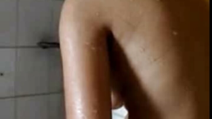 วิดีโอโป๊ทางทวารหนักที่ผู้ชายคนหนึ่งสอดอวัยวะเพศของเขาเข้าไปในทวารหนักของหญิงสาว