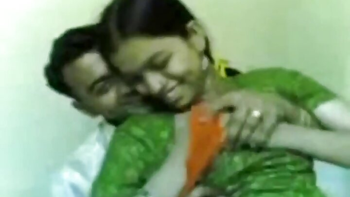 ชายผิวดำมีเซ็กส์หมู่กับแฟนสาวสองคนบนเตียง