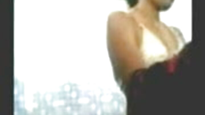 ผู้ชายคนหนึ่งมีเพศสัมพันธ์กับสาวรัสเซียอย่างรุนแรงทางทวารหนัก