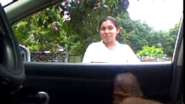 สาวผมบลอนด์ปีนขึ้นไปบนอวัยวะเพศขนาดใหญ่ของชายผิวดำ