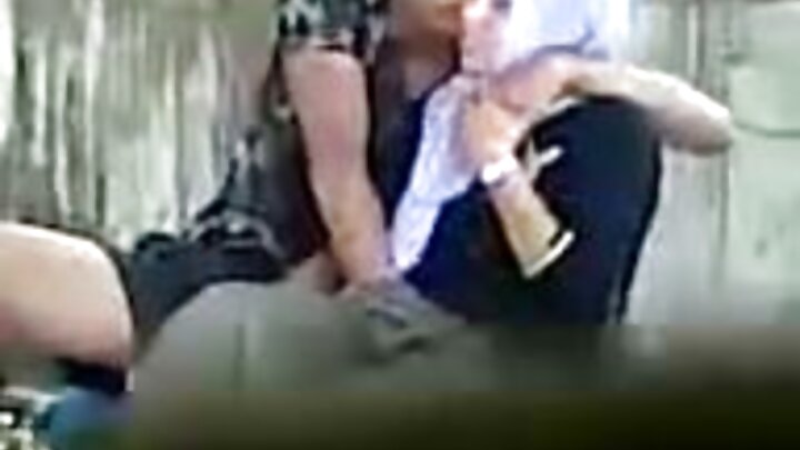 ชายหนวดเคราคนหนึ่งร่วมเพศกับสาวเซ็กซี่ด้วยจู๋ยาวของเขา