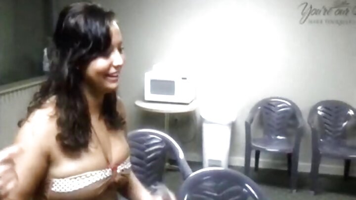 สาวผมแดงสนุกกับการมีอวัยวะเพศชายในช่องคลอดของเธอ