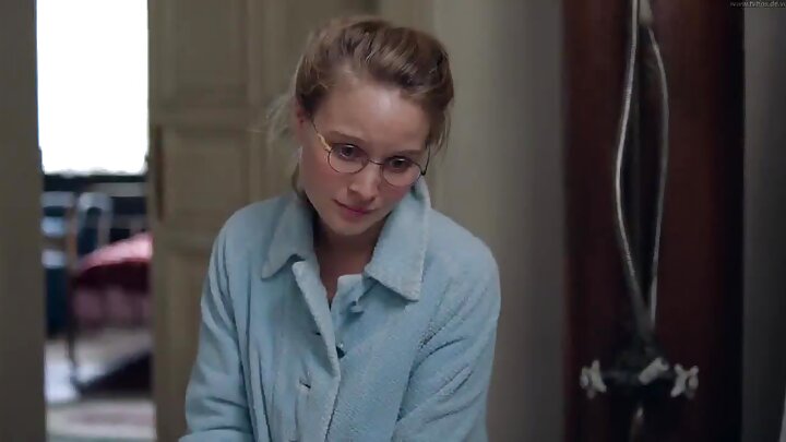 สาวรัสเซียสำเร็จความใคร่ด้วยตนเองขณะดูเพื่อนของเธอถูกร่วมเพศ