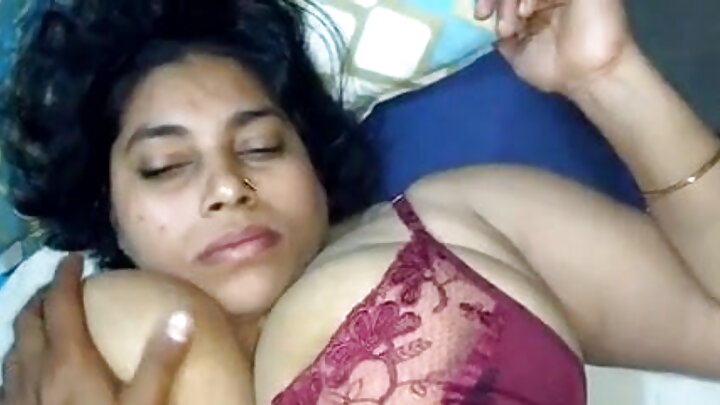 นักเรียนร่วมรักกับครูสาวรุ่นใหญ่บนโต๊ะ
