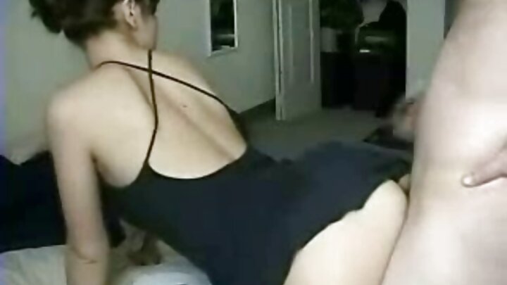 หญิงสาวชาวยูเครนสนุกกับการมีเพศสัมพันธ์ทางช่องคลอดบนเตียง