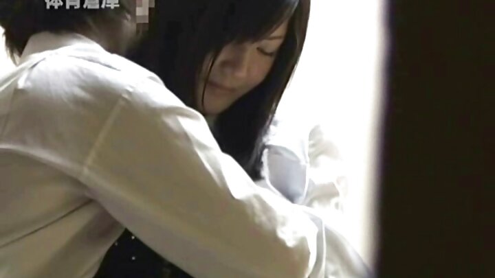 นิโคล เลิฟ สาวผมดำสุดร่านถูกสอดใส่ด้วยอวัยวะเพศชายสามอันพร้อมกัน