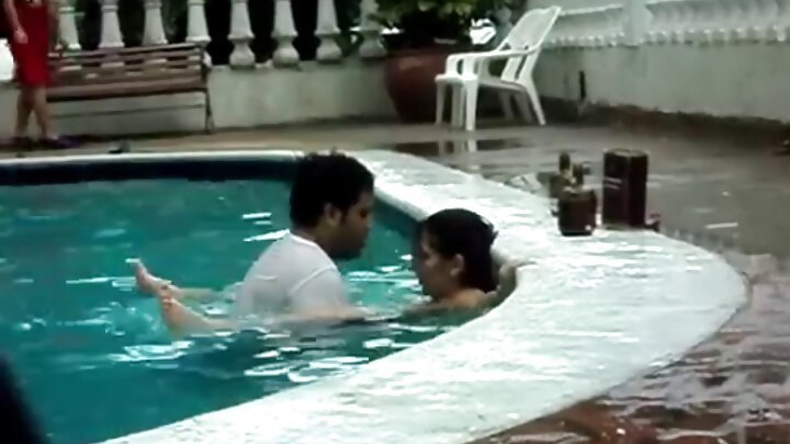 ชายสองคนร่วมเพศกับสาวรัสเซียอย่างรุนแรงด้วยอวัยวะเพศสองอัน