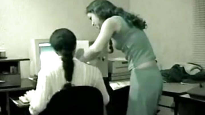ชายผิวดำผมหยิกร่วมเพศกับสาวอกใหญ่ในช่องคลอด