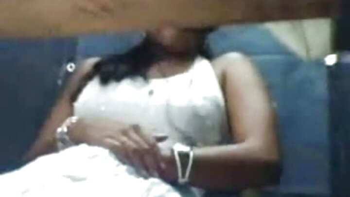 หลังจากอาหารเช้า หญิงสาวปีนขึ้นไปบนอวัยวะเพศของคนรัก