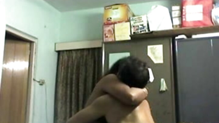 นักเรียนผิวดำมีเพศสัมพันธ์กับแม่ของเพื่อนร่วมชั้น