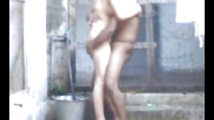 ชายคนหนึ่งร่วมเพศกับสาวโสเภณีวัยรุ่นหลังจากการนวดที่ดี